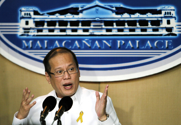 President Benigno Aquino Jr., gestures during a news conference at the Malacanang Presidential Palace in Manila August 18, 2010. [Xinhua]