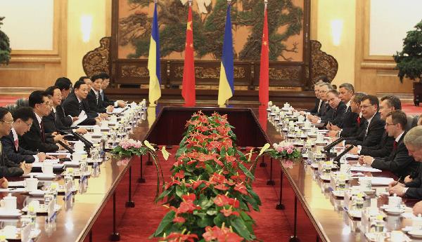 Chinese President Hu Jintao (3rd L) holds talks with Ukrainian President Viktor Yanukovych (3rd R) at the Great Hall of the People in Beijing, capital of China, on Sept. 2, 2010. [Ma Zhancheng/Xinhua]