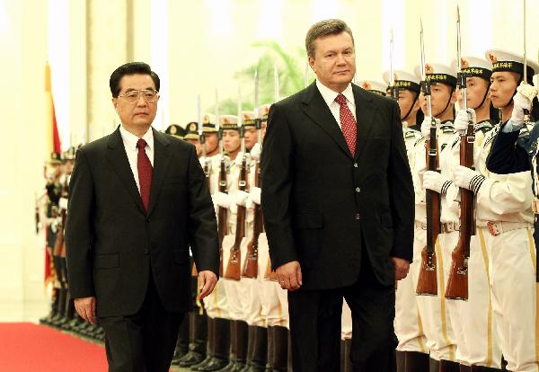 Chinese President Hu Jintao (L) and Ukrainian President Viktor Yanukovych review an honor guard during a welcoming ceremony held for Yanukovych at the Great Hall of the People in Beijing, capital of China, on Sept. 2, 2010. [Ma Zhancheng/Xinhua]