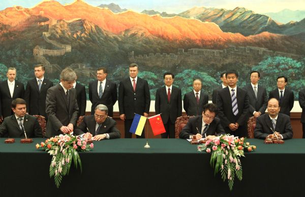 Chinese President Hu Jintao (5th R Back) and Ukrainian President Viktor Yanukovych (5th L Back) attend the signing ceremony for a joint statement agreeing to upgrade friendly cooperative relations between China and Ukraine in a comprehensive way, in Beijing, capital of China, on Sept. 2, 2010. [Ma Zhancheng/Xinhua]