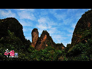 Mount Langshan is one of China's National Geological Park famous for its unique Danxia landform. It is located in Xinning county, Hunan province. In the south Mount Langshan is connected with Guilin, in the north it echoes Zhangjiajie. Three limestone caves and formative forest attracts many people to come. [Photo by Guan Peng]