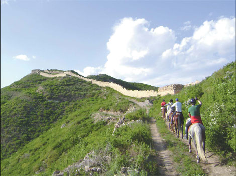 A horseback ride to the Yangbian Great Wall is the real deal for many aficionados who try to seek a rugged and pristine climb. Alexis Hooi /China Daily