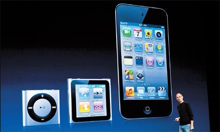 Apple CEO Steve Jobs introduces giant representations of the company's new iPod Shuffle (left), iPod Nano and iPod Touch (right) during a media event in San Francisco. [Shanghai Daily]