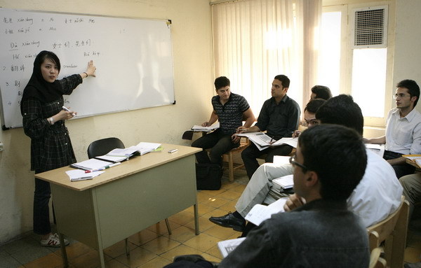 Volunteer Wang Yue from China gives lessons to Iranian students at the Confucius Institute at Tehran University on August 30, 2010. [Xinhua photo]