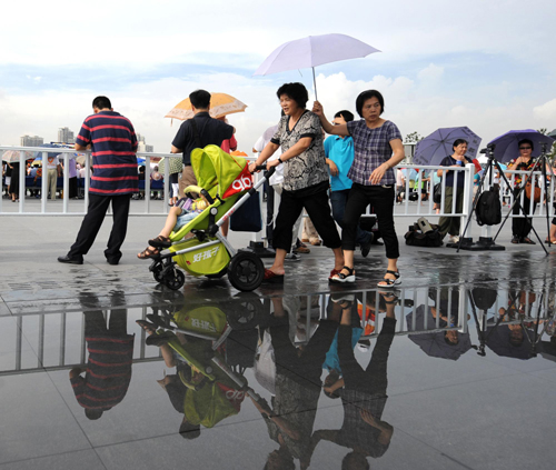 Visitors brave rainstorms to visit Shanghai Expo