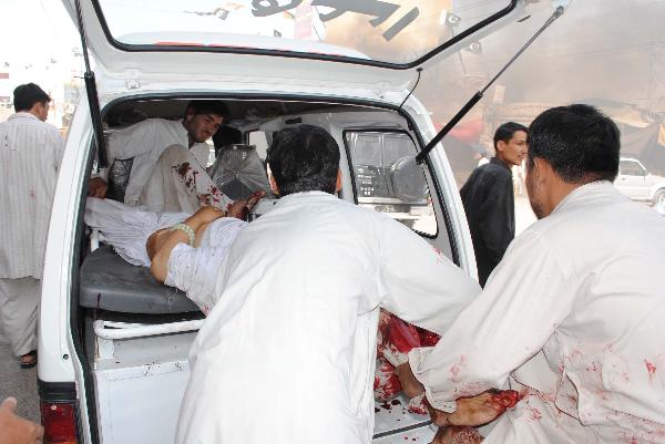 People transfer an injured to an ambulance after the suicide blast in Quetta,Pakistan, Sept. 3, 2010. At least 73 people were killed and over 160 others injured in a Friday afternoon suicide blast that took place in Pakistan's southwest city of Quetta. [Xinhua]