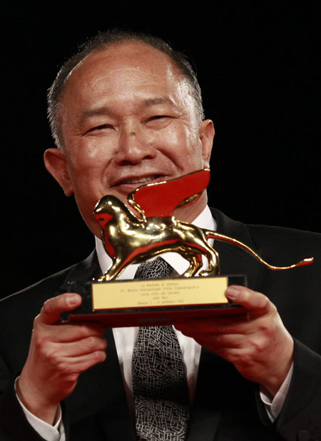 Director John Woo poses after receiving a Golden Lion for Lifetime Achievement during the closing ceremony of the 66th Venice Film Festival September 3, 2010. [Xinhua]