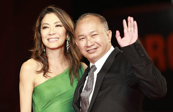 Director John Woo (L) poses with actress Michelle Yeoh before receiving a Golden Lion for Lifetime Achievement at the closing ceremony of the 66th Venice Film Festival September 3, 2010. [Xinhua]