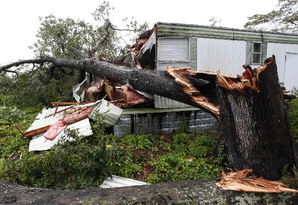 A tree that broke during Hurricane Earl lies across a trailer home in Manteo, North Carolina September 3, 2010. [Xinhua/Reuters]