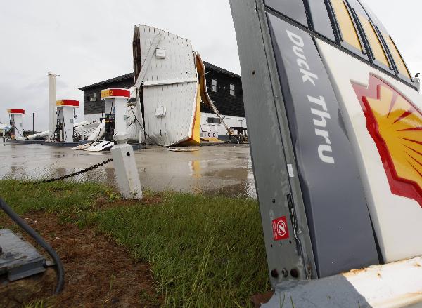 Gas station signs and awnings lie in ruin after Hurricane Earl hit Manteo, North Carolina September 3, 2010. [Xinhua/Reuters]