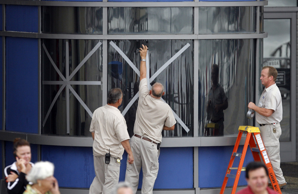 Workers apply tape to windows at the 'House of Blues' on the boardwalk in Atlantic City, New Jersey, September 3, 2010. [Xinhua/Reuters]