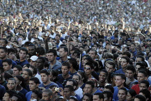 People take pictures as they listen to a speech by former Cuban president Fidel Castro during a meeting with students at Havana's University September 3, 2010. [Xinhua]