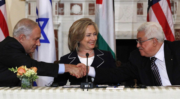 Israeli Prime Minister Benjamin Netanyahu (L) shakes hands with Palestinian President Mahmoud Abbas (R) as US Secretary of State Hillary Clinton looks on at the State Department in Washington September 2, 2010. [Agencies]