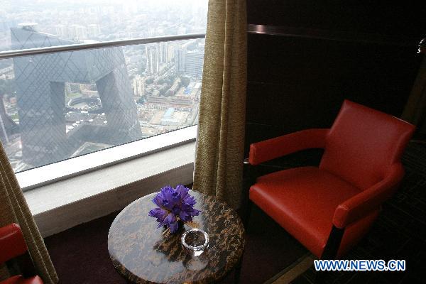 The photo taken on Sept. 3, 2010 shows a restaurant room on the 79th floor of the skyscraper China World Trade Center Tower in Beijing, capital of China. As the tallest skyscraper in Beijing, the 330-meter-high China World Trade Center Tower was completed and put into use on Aug. 30. [Xinhua]