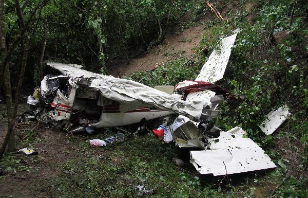 A portion of the fuselage of an airplane lies in a wooded area after it crashed near the Pacific resort city of Huatulco, Mexico, Friday Sept. 3, 2010. Six people on board, including two federal legislators and two mayors-elect, were killed in the crash. The plane had taken off Friday morning from Mexico City. The cause of the crash is still unknown. [Xinhua/AFP]