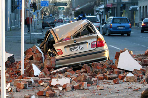 A car lies amid fallen rubble in Christchurch, New Zealand after a powerful earthquake struck much of New Zealand's South Island early Saturday Sept. 4, 2010. [Sina]