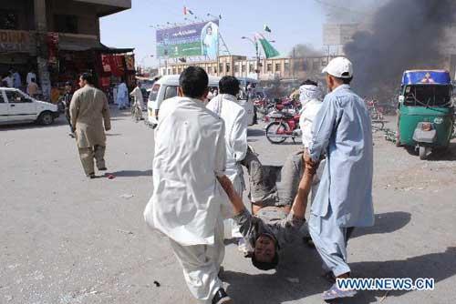 People transfer an injured after the suicide blast in Quetta, Pakistan, Sept. 3, 2010. At least 40 people were killed and over 100 were injured Friday afternoon in a suicide blast that took place in Quetta. [Xinhua]
