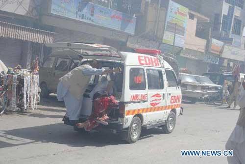  People transfer an injured after the suicide blast in Quetta, Pakistan, Sept. 3, 2010. [Xinhua]