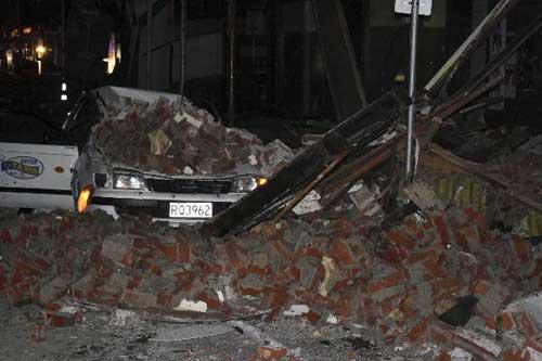  A car lies under fallen rubble in Christchurch, New Zealand after a powerful 7.4-magnitude earthquake struck much of New Zealand's South Island early Saturday Sept. 4, 2010. [Xinhua]