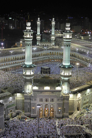 The Grand Mosque in Mecca is seen as Muslims pray during the Muslim month of Ramadan September 4, 2010. [China Daily/Agencies] 