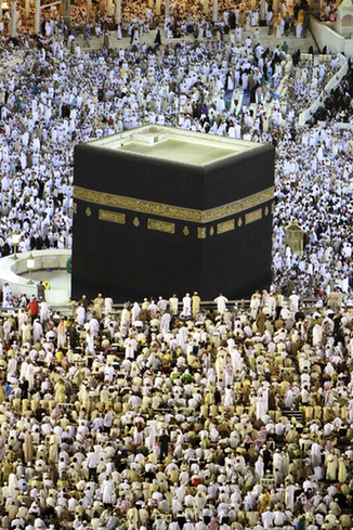 Muslims are seen around the Kaaba inside the Grand Mosque during the Muslim month of Ramadan, in Mecca September 4, 2010. [China Daily/Agencies] 