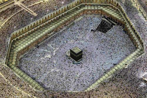 Muslims pray as they face the Kaaba inside the Grand Mosque during the Muslim month of Ramadan, in Mecca September 4, 2010. [China Daily/Agencies] 