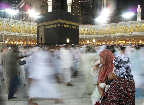 Muslim worshippers are pictured at the Grand mosque in Mecca September 4, 2010. [China Daily/Agencies] 