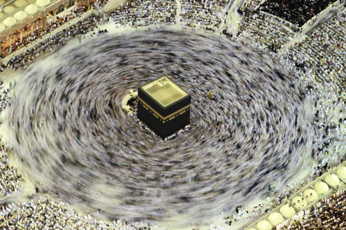 Muslim worshippers are pictured at the Grand mosque in Mecca September 4, 2010. [China Daily/Agencies] 