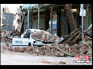 A car hit by fallen rubble in Christchurch, New Zealand after a powerful earthquake struck much of its South Island early Saturday Sept. 4 2010. [Chinanews.com]
