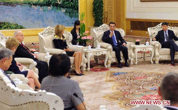 Chinese Vice Premier Li Keqiang (2nd R) meets with representatives to the 33rd Pacem in Maribus (Latin for Peace in the Oceans) Conference, in Beijing, capital of China, on Sept. 3, 2010. 