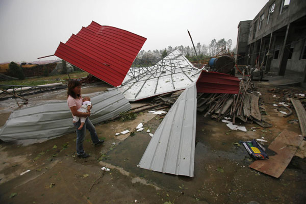 A large greenhouse in Au village of Luoyang is torn down by the storm on Sept 4. [Xinhua] 