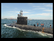 The Virginia-class attack submarine USS Hawaii (SSN 776) transits Tokyo Bay on the way to Fleet Activities Yokosuka, marking the first time in the history of the U.S. 7th Fleet that a Virginia-class submarine visited the region. This is Hawaii's first scheduled deployment to the western Pacific Ocean. [Xinhua]