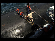 The Virginia-class attack submarine USS Hawaii (SSN 776) transits Tokyo Bay on the way to Fleet Activities Yokosuka, marking the first time in the history of the U.S. 7th Fleet that a Virginia-class submarine visited the region. This is Hawaii's first scheduled deployment to the western Pacific Ocean. [Xinhua]