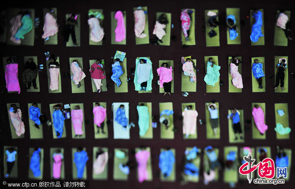 Parents of newly admitted freshman students sleep inside a stadium at Huazhong Normal University in Wuhan, Central China&apos;s Hubei province, Sept 4, 2010. [CFP] 