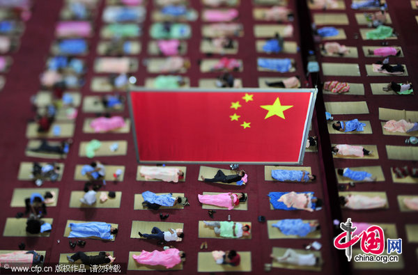 Parents of newly admitted freshman students sleep inside a stadium at Huazhong Normal University in Wuhan, Central China&apos;s Hubei province, Sept 4, 2010. [CFP] 