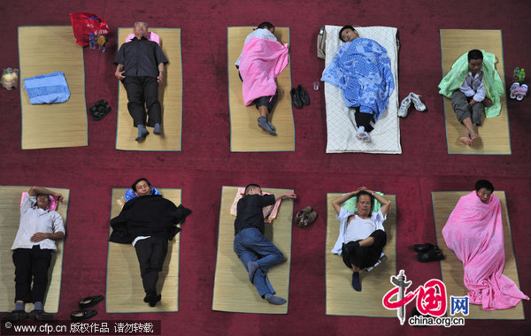 Parents of newly admitted freshman students sleep inside a stadium at Huazhong Normal University in Wuhan, Central China&apos;s Hubei province, Sept 4, 2010. [CFP] 