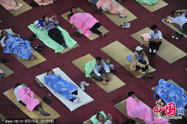 Parents of newly admitted freshman students sleep inside a stadium at Huazhong Normal University in Wuhan, Central China&apos;s Hubei province, Sept 4, 2010. [CFP] 