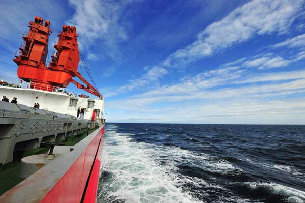 China&apos;s research vessel and icebreaker Xuelong (Snow Dragon) sails on the northwest Pacific Ocean on Sunday. The fourth Chinese Arctic scientific expedition team returned to the northwest Pacific Ocean after completing a series of comprehensive oceanographic surveys. The icebreaker is expected to arrive in Shanghai on Sept 20. [Xinhua]