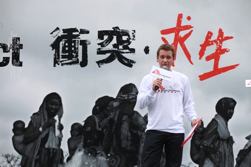 Mr. Rémi CARRIER, Executive Director of MSF-HK, encourages the Hong Kong public to be our 'true' emergency worker by visiting 'Living in Conflict' Truck Exhibition.[MSF] 