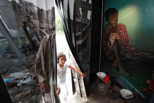 By stepping into the truck, the visitors will be put in the shoes of an MSF doctor, carrying out medical aid on the front line.[MSF] 