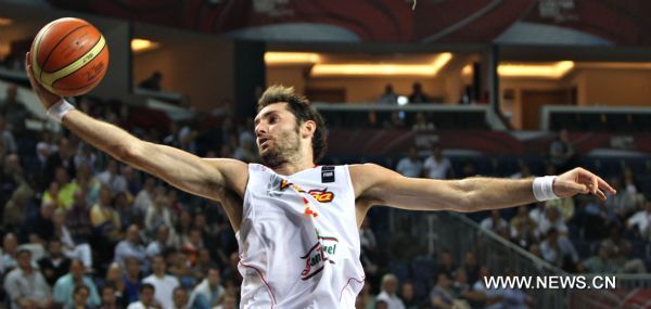 Rudy Fernandez of Spain stretches for the ball during the eighth finals match against Greece in the 2010 FIBA Basketball World Championship in Istanbul, Turkey, Sept.4, 2010. Spain advanced to the quarterfinals by beating Greece 80-72. (Xinhua/Cai Yang)(wll) 