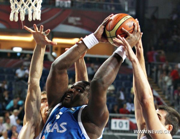 Sofoklis Schortsanitis (C) of Greece vies for the rebound during the eighth finals match against Spain in the 2010 FIBA Basketball World Championship in Istanbul, Turkey, Sept.4, 2010. Spain advanced to the quarterfinals by beating Greece 80-72. (Xinhua/Cai Yang)(wll) 