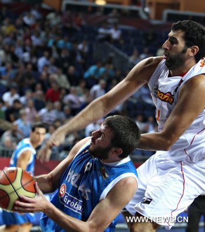 Antonis Fotsis (L) of Greece vies for the ball during the eighth finals match against Spain in the 2010 FIBA Basketball World Championship in Istanbul, Turkey, Sept.4, 2010. Spain advanced to the quarterfinals by beating Greece 80-72. (Xinhua/Cai Yang)(wll) 