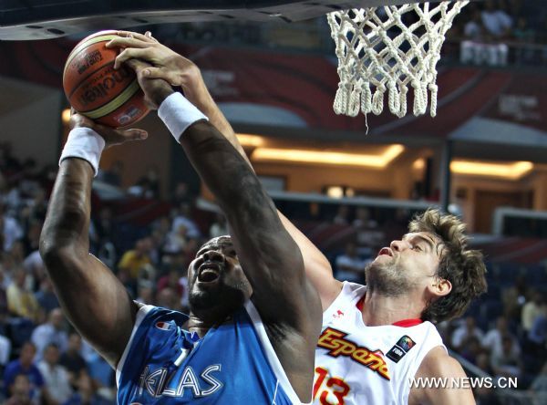 Sofoklis Schortsanitis (L) of Greece goes up for the ball during the eighth finals match against Spain in the 2010 FIBA Basketball World Championship in Istanbul, Turkey, Sept.4, 2010. Spain advanced to the quarterfinals by beating Greece 80-72. (Xinhua/Cai Yang)(wll) 