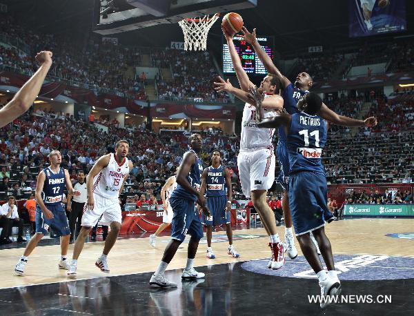 Turkey's Oguz Savas (3rd R) goes for a basket during the round of 16 match against France in the 2010 FIBA Basketball World Championship in Istanbul, Turkey, Sept. 5, 2010. Turkey was qualified for the quarterfinals by beating France 95-77. (Xinhua/Cai Yang)