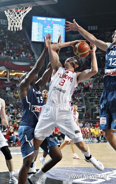 Turkey's Ersan Ilyasova (2nd R) vies for a rebound during the round of 16 match against France in the 2010 FIBA Basketball World Championship in Istanbul, Turkey, Sept. 5, 2010. Turkey was qualified for the quarterfinals by beating France 95-77. (Xinhua/Cai Yang)