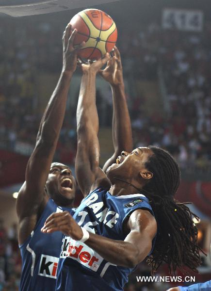 France's Nando de Colo (R) vies for a rebound during the round of 16 match against Turkey in the 2010 FIBA Basketball World Championship in Istanbul, Turkey, Sept. 5, 2010. France was disqualified for the quarterfinals after losing to Turkey 77-95. (Xinhua/Cai Yang)