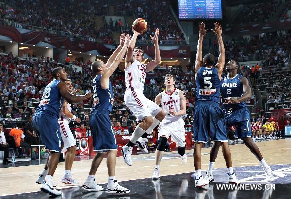 Turkey's Ersan Ilyasova (4th L) goes for a basket during the round of 16 match against France in the 2010 FIBA Basketball World Championship in Istanbul, Turkey, Sept. 5, 2010. Turkey was qualified for the quarterfinals by beating France 95-77. (Xinhua/Cai Yang)
