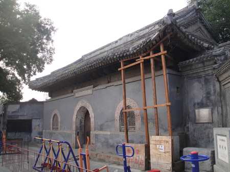 Dashiqiao Hutong comes to an end by Nianhua temple. Photos: Yin Yeping 