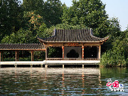 West Lake is a famous freshwater lake located in the historic center of Hangzhou, Zhejiang Province. It is surrounded by mountains on three sides. This well-known scenic spot has been admission-free except for some temples since 2002. If you are looking for a natural setting of peaks, serene forests, dense foliage and various blossoms, West Lake is a must-see retreat. [Photo by Hu Di]